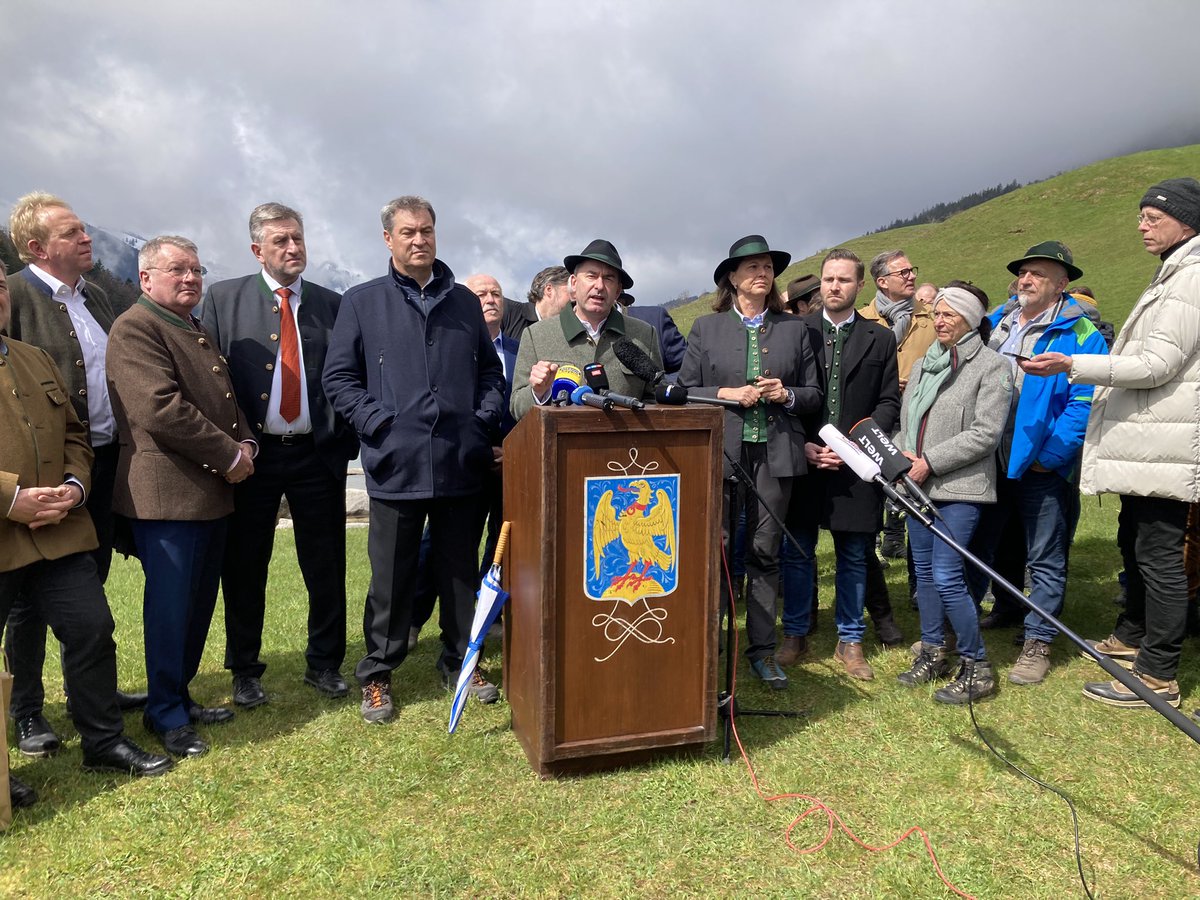 CDeutschlaender's tweet photo. Von Wölfen, Bären und anderen Alphatieren: Söder und Aiwanger tauchen einen Tag nach Beschluss der Wolfs-Verordnung bei Almbauern in Oberaudorf auf. „Brauchen Friede auf der Alm.“ https://t.co/fOmqNGt5Oe