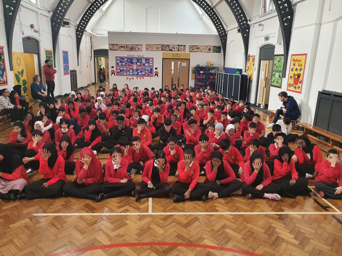 PC Cooper ran an assembly at @MarlboroughPrim with Years 5&6 delivering a workshop on #lifeorknife the pupils were engaging and knowledgeable with great insights. Thank you for listening and the questions. #YourDecisionYourFuture