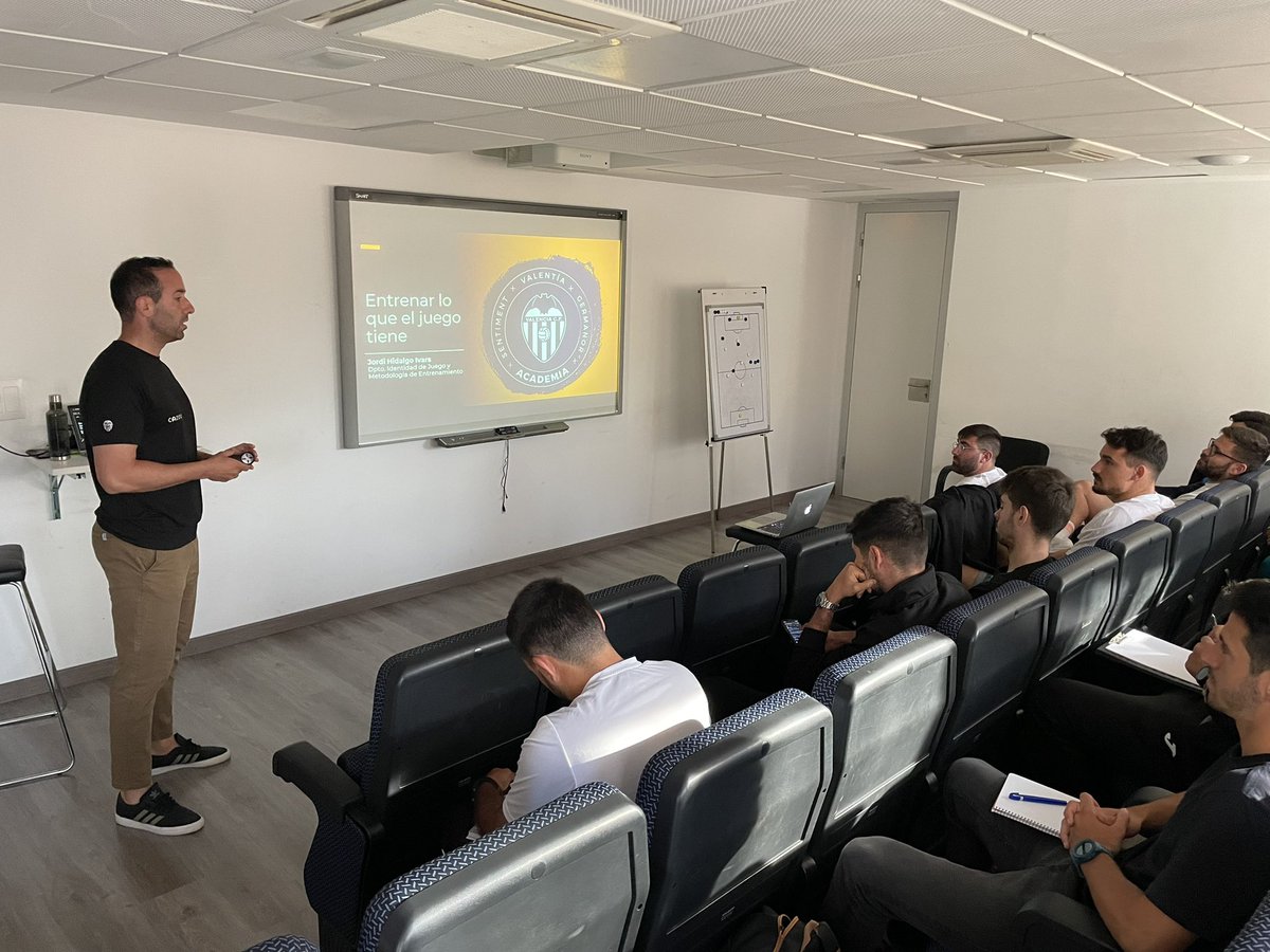 UcvFootball's tweet photo. Hoy en el #MIMEVR tenemos el placer de visitar la ciudad deportiva del @valenciacf @Academia_VCF 🦇⚫⚪

Iniciamos la visita con @JHidalgoo19 actual Responsable de Identidad de Infantiles-Cadetes con la ponencia "Entrenar lo que el juego tiene" 🔝 https://t.co/tONCz0z5HJ