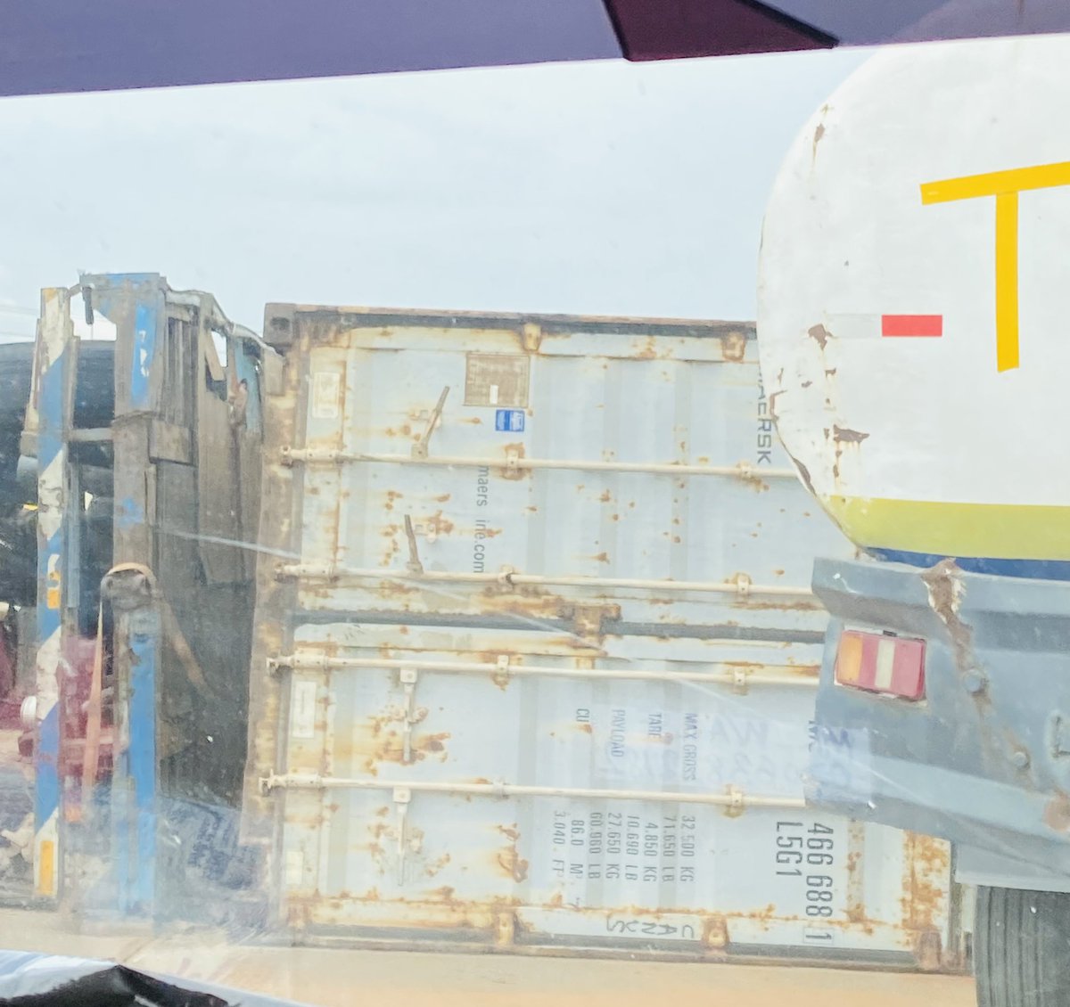 A Container truck has fallen off on the road along inward Shagamu-Lagos Expressway causing a moving traffic. 

Some Traffic Policemen and FRSC Ogun state officers are on ground to prevent gridlock. 

Evacuation of the truck is also in progress. 

#TrafficReports