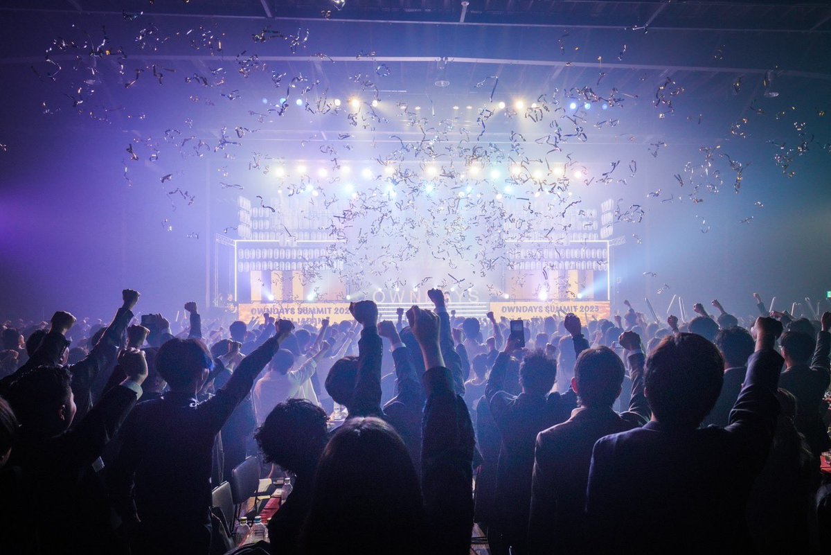 shuji7771's tweet photo. 昨日はOWNDAYS SUMMIT 2023でした。
こんなにも沢山の素晴らしい人達に恵まれて、自分は本当に幸せな社長だなと思ったら最後、泣いてしまいました。ほんと歳とると涙腺が緩くなるね。来年はもっと大きな会場に戻ってこれるようにまた一年頑張ります。皆さんありがとうございました。

#OWNDAYS #オンデーズ