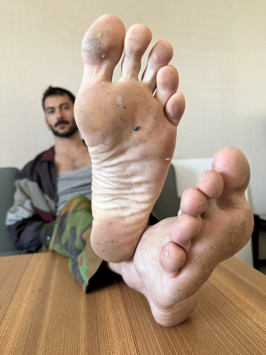 MasterOtterCash's tweet photo. I like to walk barefoot until my feet feel dirty enough to use your tongue to clean them 🦶🏼 https://t.co/wFYDsIJPqd
