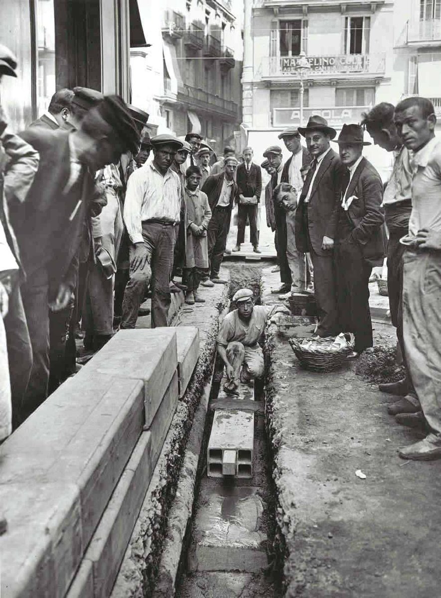 Bon dia!
Barcelona, 1927. Canalització subterrània de la línia telefònica al carrer santa Anna.
📷 No consta l'autoria
Arxiu Fundación Telefónica