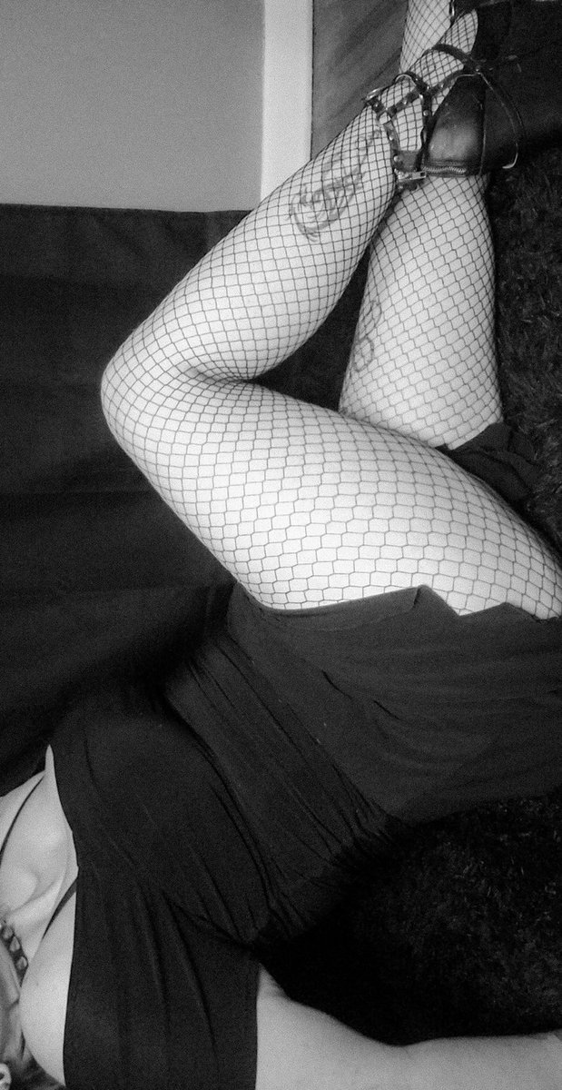 GBrat97's tweet photo. https://t.co/WLVUt8of2T Fishnet tease #gothgirl #blackandwhite #fishnets #shortdress #tease #photography https://t.co/PuI3wolKgO