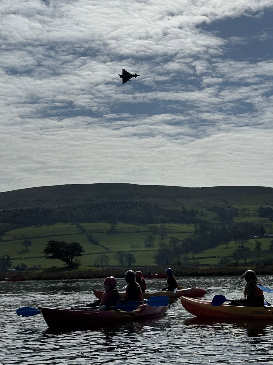 ysgolbroallta's tweet image. Bore da! Pawb wedi cysgu, bwyta brecwast a nawr bore bwrdd padlo a chaiacio. Lwcus iawn i weld awyrennau RAF 🚣🏻‍♀️ Good morning! Everyone has slept well, had breakfast and now a morning of paddle boarding and kayaking. Very lucky to see some RAF planes ✈️ #blwyddyn6 #pwllglo