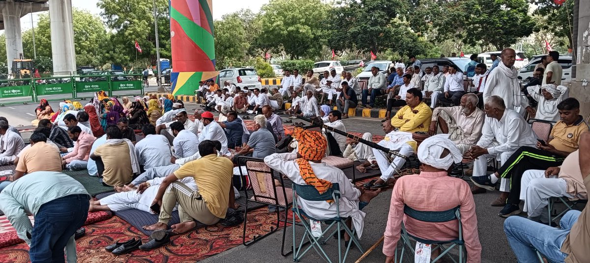 sumitmeetg2007's tweet photo. ग्रेटर नोएडा प्राधिकरण पर किसानों का महापड़ाव जारी : पूरी रात गेट पर डाला डेरा, सुबह होते ही लड़ाई शुरू https://t.co/Fdu7r1UdoU

@myogiadityanath @CeoNoida 
@LibrarymanIndia @ramveertanwarg @jagbirnambardar https://t.co/n7jCQUvZD7