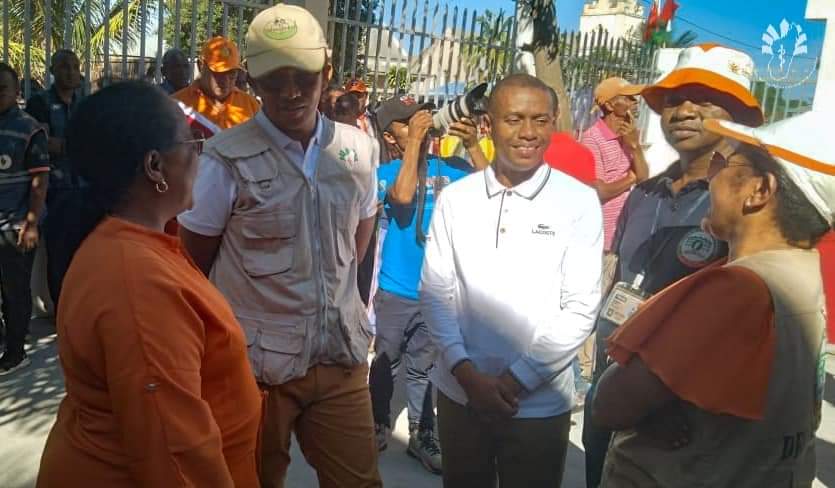 Régions Anosy et Androy

🚑🚑 Le CHRD Beloha et le CHRR Monja Jaona Ambovombe Androy ont récemment acquis 2 nouvelles ambulances, dans le cadre de la réalisation du 5ème point du Velirano présidentiel qui vise à assurer la santé pour tous à tout âge. 
#dotation #Velirano5 #Santé