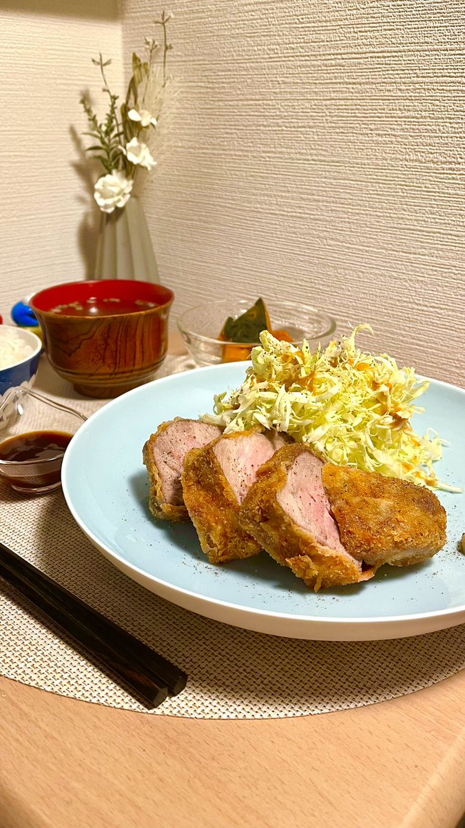 ✨本日の夕食✨ ▶️厚切りロースカツ定食🐷 ごちそうさまでした😋 出張で腹減ったのでがっつきました😁