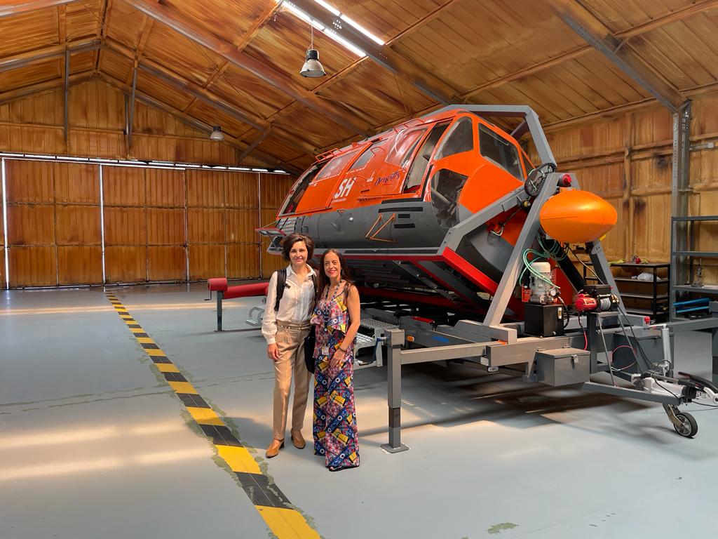 AesaSpain's tweet photo. Hoy el equipo de Op. Aéreas y Aeronavegabilidad ha estado en Casarrubios viendo el simulador de #Emergencia y Evacuación Seecrash, creado por @DemontesOT.
El simulador prepara a las brigadas helitransportadas para abandonar de forma rápida y segura una aeronave tras accidentarse. https://t.co/ofDaLfqmve