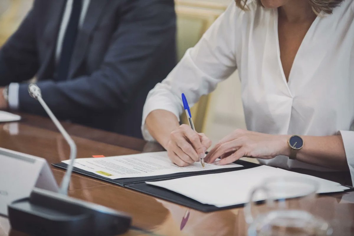 Pilar_Alegria's tweet photo. 🔺️Detectar qué perfiles profesionales se demandan
🔺️Actualizar oferta formativa
🔺️Poner en marcha proyectos de colaboración

👉Es lo que hará el Hub tecnológico de #FP que hoy hemos firmado con @accenture @microsoft_espana @experis_ta @ibm @sap https://t.co/evBGK0ANRD