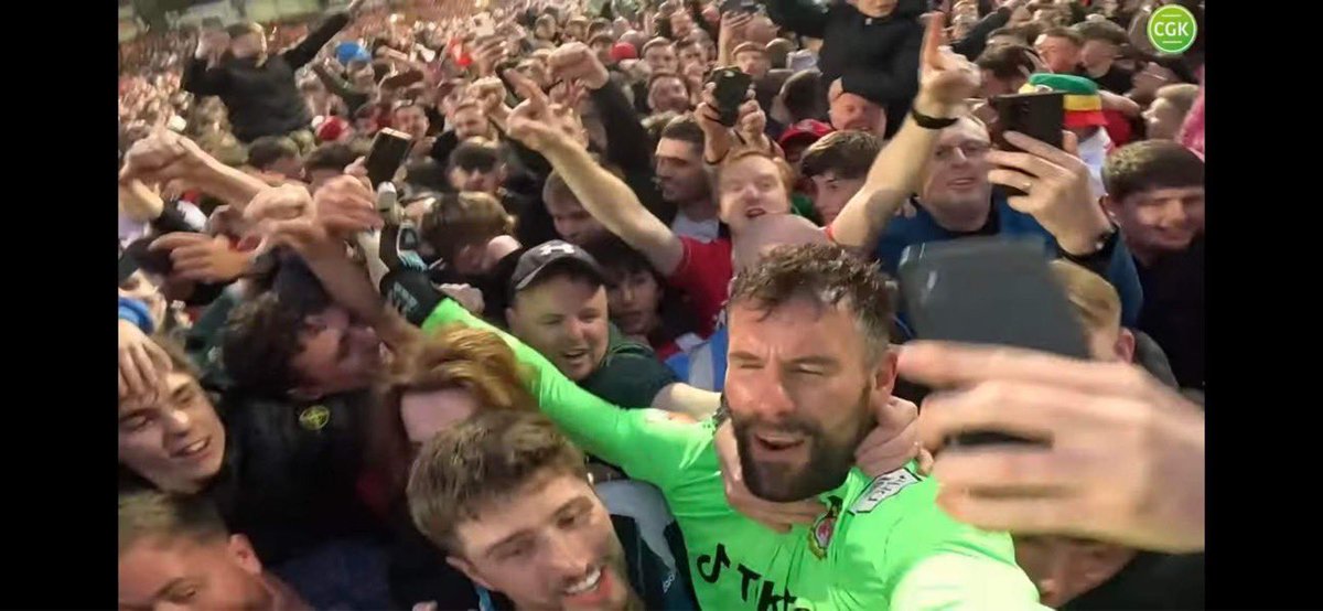 felgate07's tweet photo. Thanks for the shoutout on your podcast @BenFoster “looked at the two biggest blokes I could see”- and “absolute legend”- how about a signed glove to stick on my wall? ⚽️🍾 https://t.co/ncPvFfxrFp