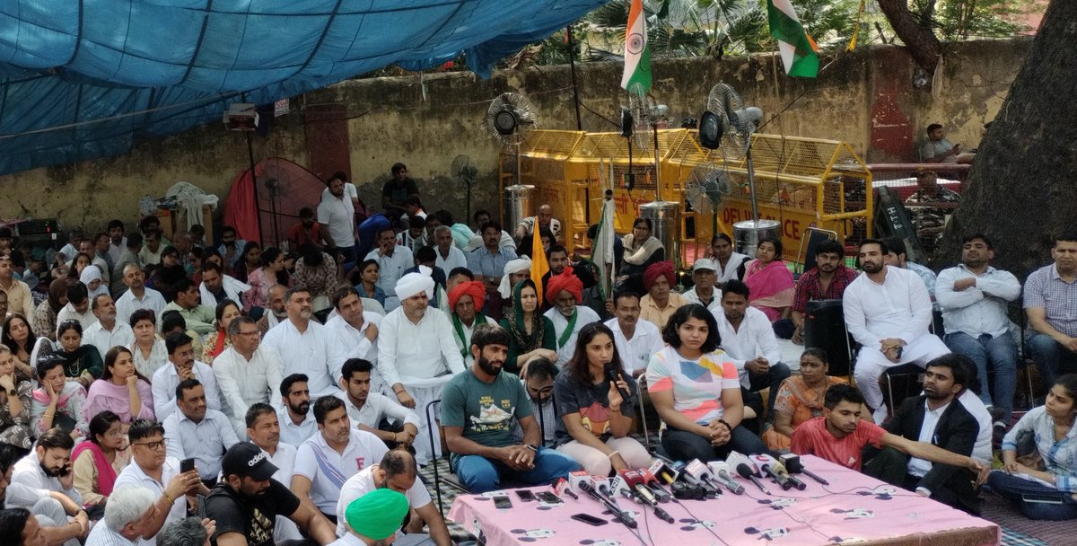 NDDNews's tweet photo. शाम 8 बजे यौन-उत्पीड़न के खिलाफ देश की शान और मान बढ़ाने पहलवान दिल्ली के जंतर मंतर पर निकालेंगे कैण्डल मार्च। विनेश फोगाट बोली, 'सरकार को कुछ नहीं दिखाई देता, हम 8 बजे आज कैण्डल मार्च निकालकर दिखाएंगे।'
@Phogat_Vinesh @narendramodi https://t.co/POFIx4BBcE
