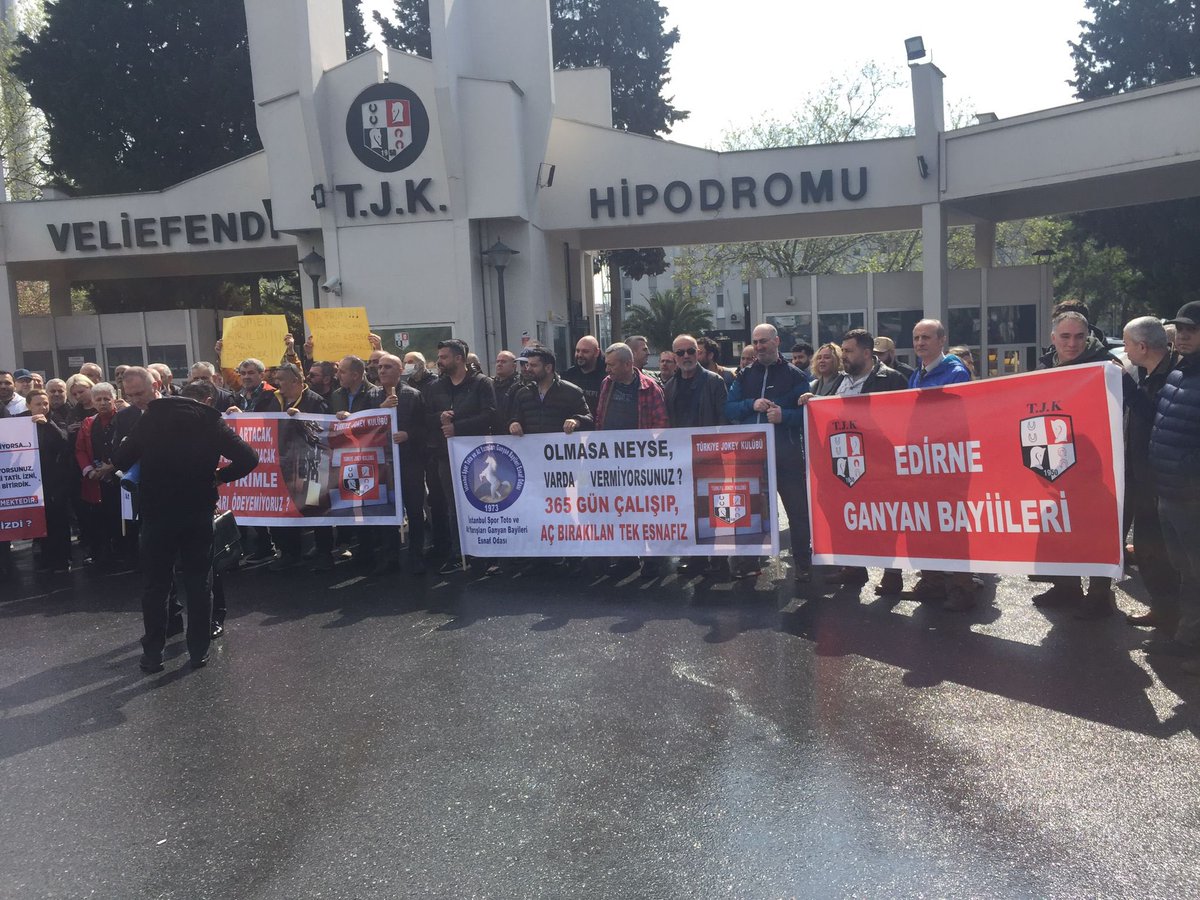 CuneytbeyMeral's tweet photo. Ganyan bayilerinin Veliefendi Hipodromu önündeki eyleminden @istinyeganyanb https://t.co/YXPvooNERk