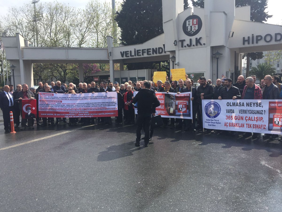 CuneytbeyMeral's tweet photo. Ganyan bayilerinin Veliefendi Hipodromu önündeki eyleminden @istinyeganyanb https://t.co/YXPvooNERk