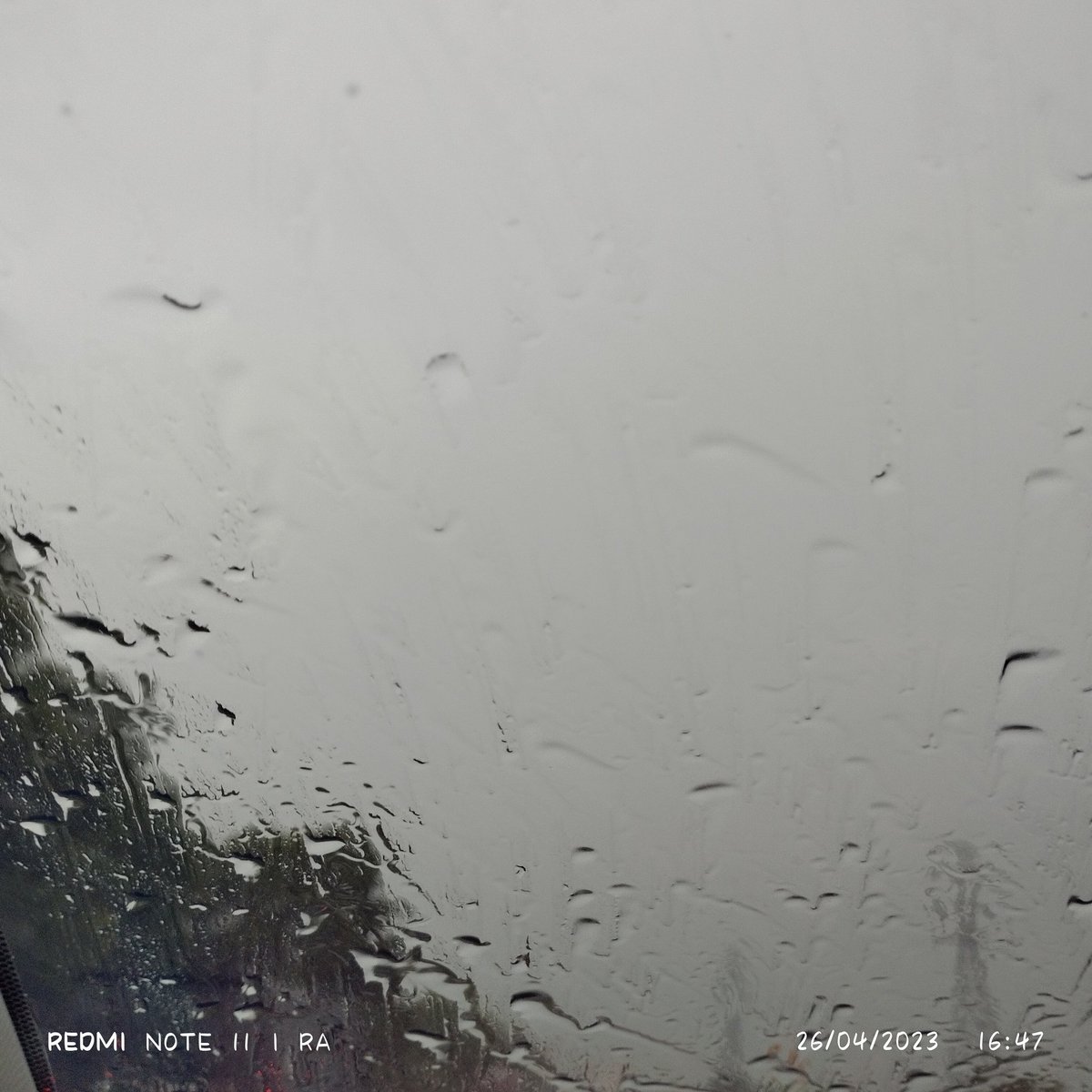 HUJAN.

(n). Titik titik air yang berjatuhan dari udara. Sering membuat genangan, kadang juga membawa kenangan.