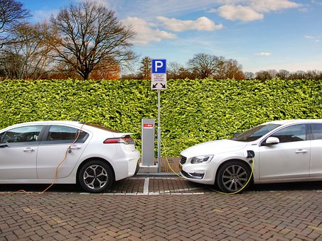 RRInternational's tweet photo. Agenţia Internaţională a Energiei (@IEA ) a anunţat că numărul #vehiculelor #electrice va ajunge la aproape o cincime din totalul vehiculelor vândute anul acesta la nivel internaţional. (1/2) https://t.co/VryoaNGw42