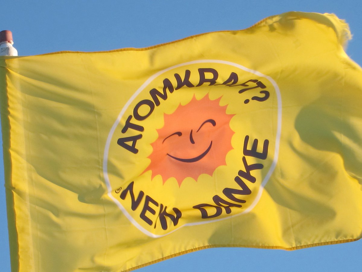 Die Reaktorkatastrophe von #Tschernobyl vor 37 Jahren hat Tausende das Leben gekostet und Unzählige politisiert. #Atomkraft ist nicht nur hoch riskant, sondern auch teuer und unwirtschaftlich. Dank #Atomausstieg gehört die Zukunft endlich den erneuerbaren Energien!