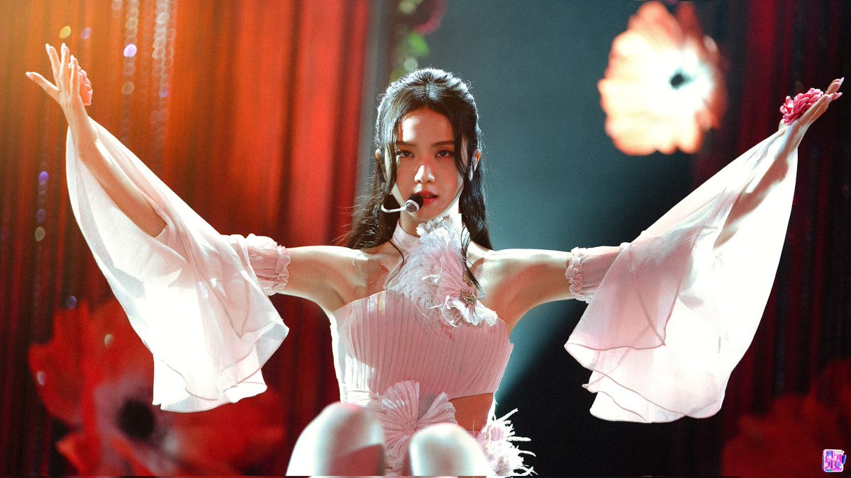 NEWSJISOO's tweet photo. JISOO x Inkigayo HD pictures. 

#JISOO #FLOWER #꽃 #ME https://t.co/pjrMbyxO3K