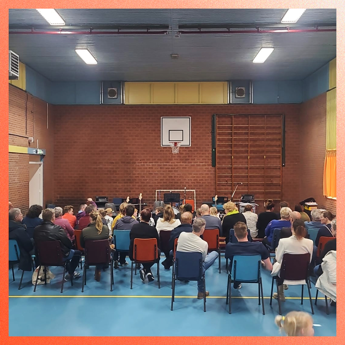 Hoe de eindpresentatie van Popschool Hooghalen was? Zoals je ziet was het druk in de gymzaal en zat het publiek vol spanning te wachten op de eerste band..... 🤩🤩🤩

Lees meer op: derijdendepopschool.nl/eindpresentati…