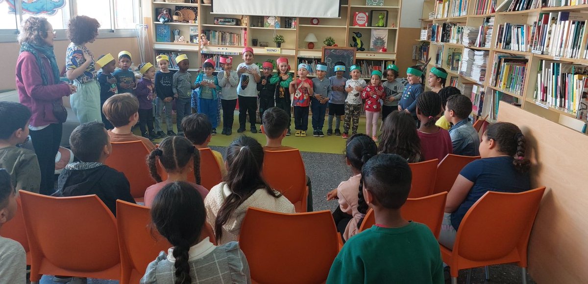 EscolaTanit's tweet photo. Gaudim amb el #Recital literari dels infants de 2n i I4. Diferents idiomes són els protagonistes de manera espontània #begalí #búlgar #àrab #anglès #eslovac #català https://t.co/Lbz9mEDMQD