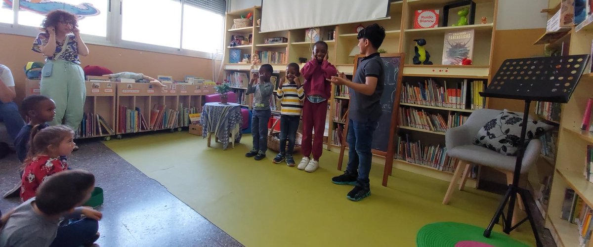 EscolaTanit's tweet photo. Gaudim amb el #Recital literari dels infants de 2n i I4. Diferents idiomes són els protagonistes de manera espontània #begalí #búlgar #àrab #anglès #eslovac #català https://t.co/Lbz9mEDMQD