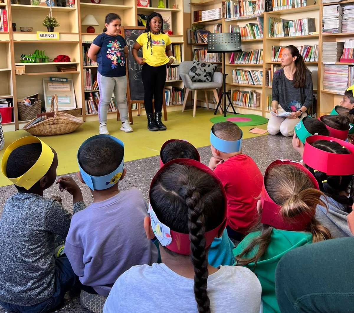 EscolaTanit's tweet photo. Gaudim amb el #Recital literari dels infants de 2n i I4. Diferents idiomes són els protagonistes de manera espontània #begalí #búlgar #àrab #anglès #eslovac #català https://t.co/Lbz9mEDMQD