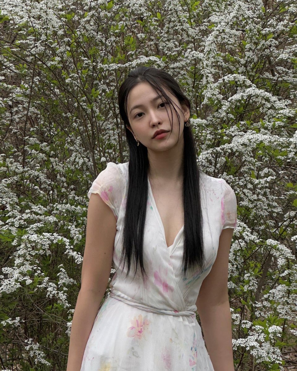 yerimiesoe's tweet photo. a stunning white dress seem to radiate a sense of allurement and enchantment. the way the dress delicately hugs her curves and gracefully flows with the wind only adds to the already captivating scene. https://t.co/u2rppdH7ug
