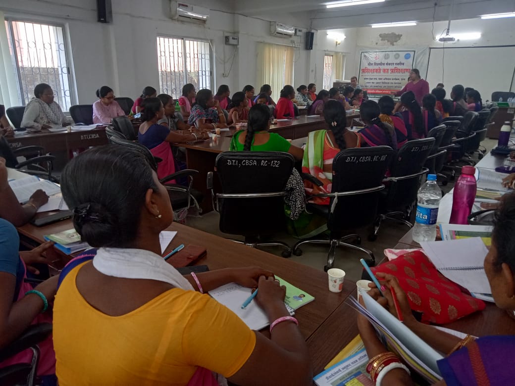 DSWO_WSINGHBHUM's tweet image. सेक्टर स्तरीय प्रशिक्षकों (सेविकाएं) का प्रथम समूह अपने सेक्टर की सेविकाओं को #Handholding सहयोग प्रदान करने के लिए प्रशिक्षित हुए
#PoshanTracker #SAAMAR #GMD
#BreastFeeding #ComplementaryFeedingcumFoodDiversity 
#Hygiene #MaternalNutrition #SBCC

@JobaMajhiOffice   @DC_Chaibasa