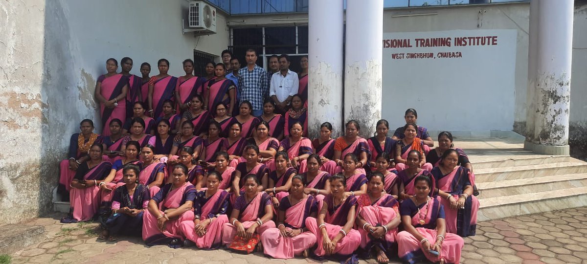 DSWO_WSINGHBHUM's tweet image. सेक्टर स्तरीय प्रशिक्षकों (सेविकाएं) का प्रथम समूह अपने सेक्टर की सेविकाओं को #Handholding सहयोग प्रदान करने के लिए प्रशिक्षित हुए
#PoshanTracker #SAAMAR #GMD
#BreastFeeding #ComplementaryFeedingcumFoodDiversity 
#Hygiene #MaternalNutrition #SBCC

@JobaMajhiOffice   @DC_Chaibasa