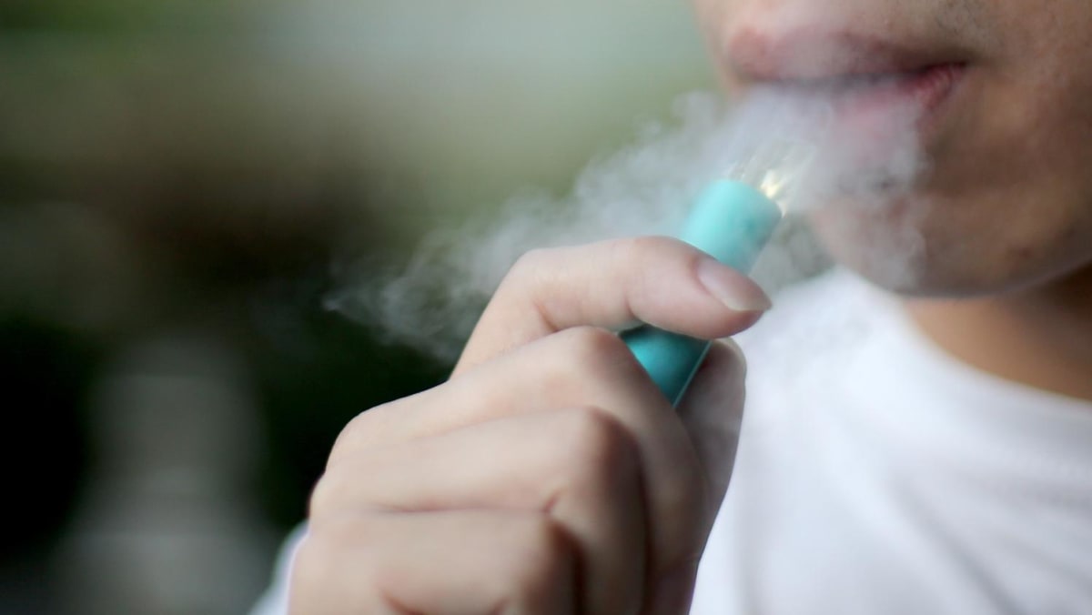 ChannelNewsAsia's tweet photo. Commentary: UK plan to encourage smokers to take up vaping means swapping one health risk with another https://t.co/mzrCrSCNAM https://t.co/c5C0j25der
