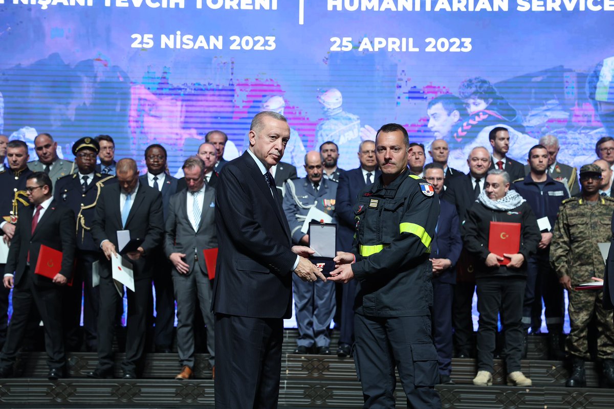 🇫🇷🤝🇹🇷 Sivil Güvenlik’ten Yarbay Cyrille Chauveau, Cumhurbaşkanı Sayın Recep Tayyip Erdoğan tarafından, depremlerin ardından arama kurtarma çalışmalarına katılan 🇹🇷 ve yabancı arama kurtarma ekiplerine Nişan Tevcih Töreni’nde, Devlet Üstün Fedakârlık Madalyası ile taltif edildi.