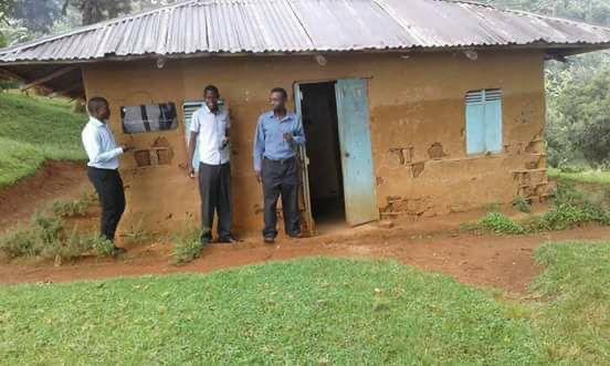 KakwenzaRukira's tweet photo. This ‘health facility’ is found in Budwale sub county in Mbale district. Its called Kigezi H/C II..It opens after midday and serves people from four sub counties of Wanale, Budwale, Lwasso plus Bungokho Mutoto both in Mbale district. #ugandahealthexibition https://t.co/tpu9p03wGP