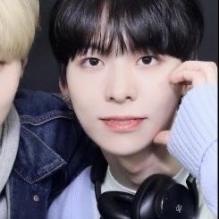 rickypecel's tweet photo. imy my silly little headphone boy https://t.co/HJXrPuObE0