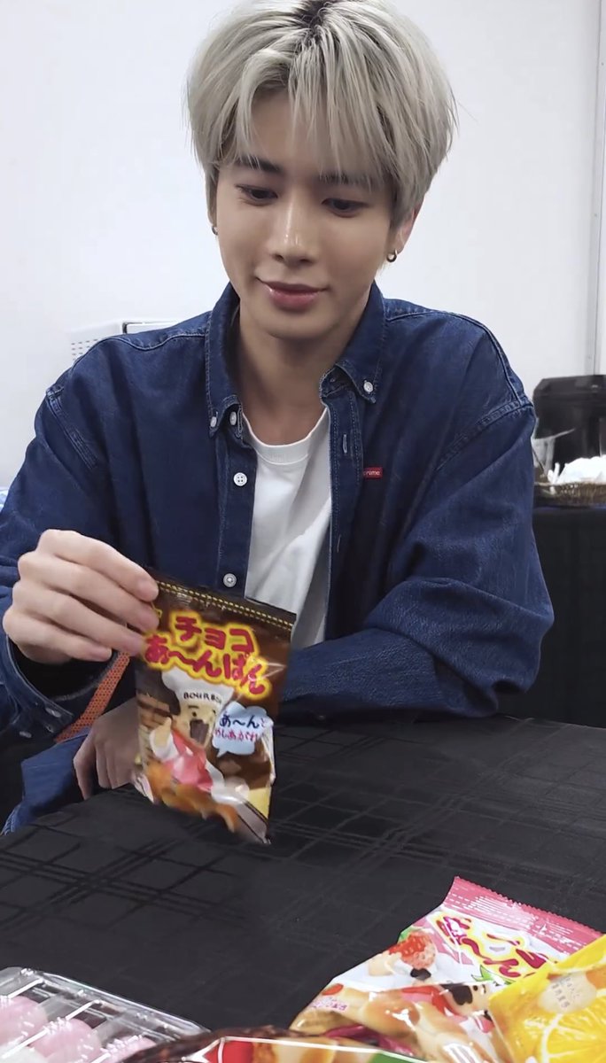 jjun_txt's tweet photo. アイスの実とかプレミアムロールケーキがある中、選んだのがチョコあ〜んぱんってどんだけ駄菓子好きやねん https://t.co/9TZ5bxjJac
