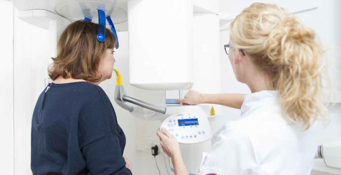 KNMTnieuws's tweet photo. Als je een röntgentoestel gebruikt, dan heb je te maken met een aantal verplichtingen. Toezichthouder ANVS heeft op basis van inspectiebezoeken een factsheet gemaakt. We leggen je per thema uit wat de eisen zijn en hoe je hieraan kunt voldoen 👉 https://t.co/42ri49Cst6 https://t.co/2Ganvz1LYp