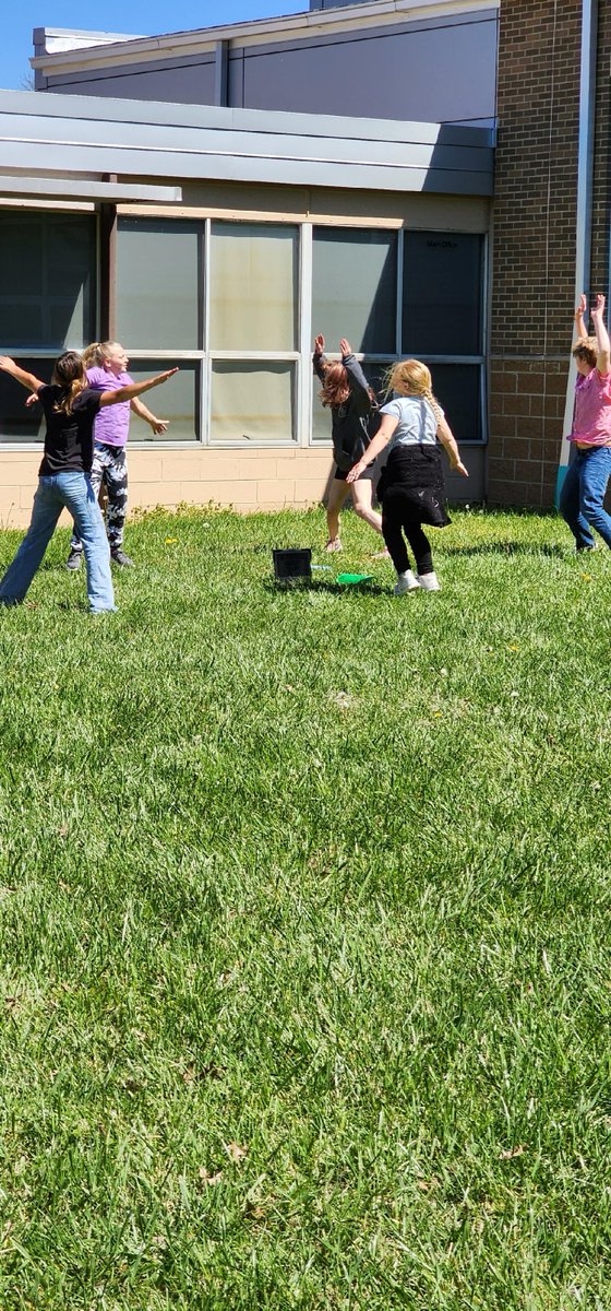 WestCler's tweet photo. 📏 Ms. Dutterer's sixth-grade math class was able to get outside and enjoy the nice weather to collect different data numbers for their unit on measurement and data. 📈 The class plans to use this data to create graphs and find measures of variability based on the data. #WCcon... https://t.co/JcCi9owgWq