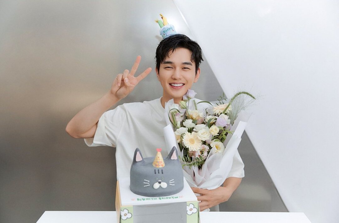 ysh_d93's tweet photo. Yoo Seung Ho has a lot of interest in abandoned animals, so he adopts 'Simba' and 'Gaeul', who were abandoned cats in the past, and is living the life of a devoted butler.

https://t.co/b5Fjh3IghR

#YooSeungHo #유승호 https://t.co/MQgkXr79XD