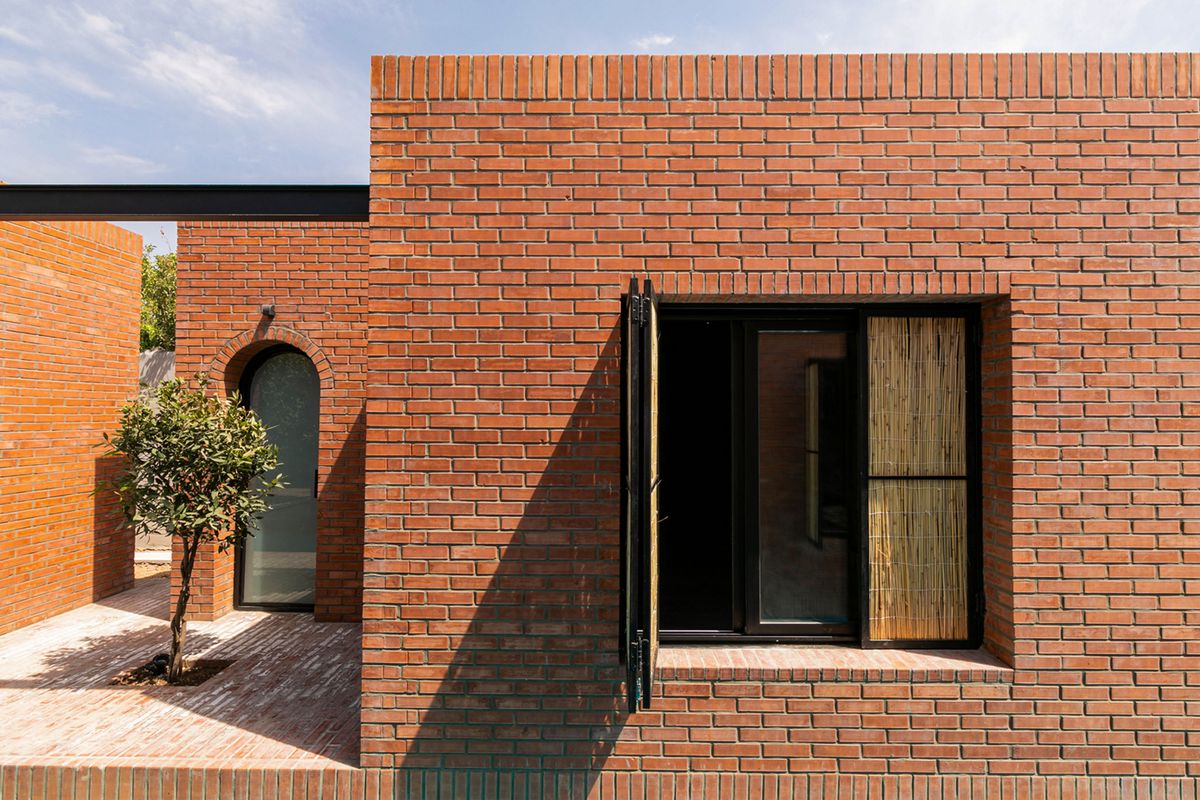 Architizer's tweet photo. Mid-ridge Villa has been settled between a slender but prosperous garden in the heart of the farmlands, for a family of three who are always gathering.
.
Details: https://t.co/SZoulphxOS | Isfahan, Iran https://t.co/BuTooYJ26o