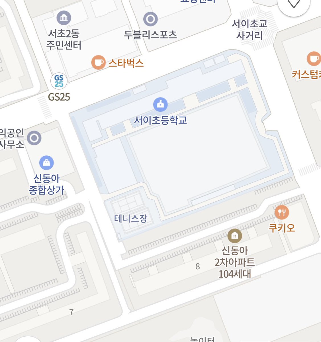 shoeue's tweet photo. 비계친구가 쓰셔서 대신 알려드립니다. 이적 서이초 나왔고 이적은 신동아 2차 8동에 살았답니다. 진짜 이적 우산 에피소드는 좀비처럼 잊을만하면 나오는데... 증말 그만 보고싶다. https://t.co/8taGgdg3hb