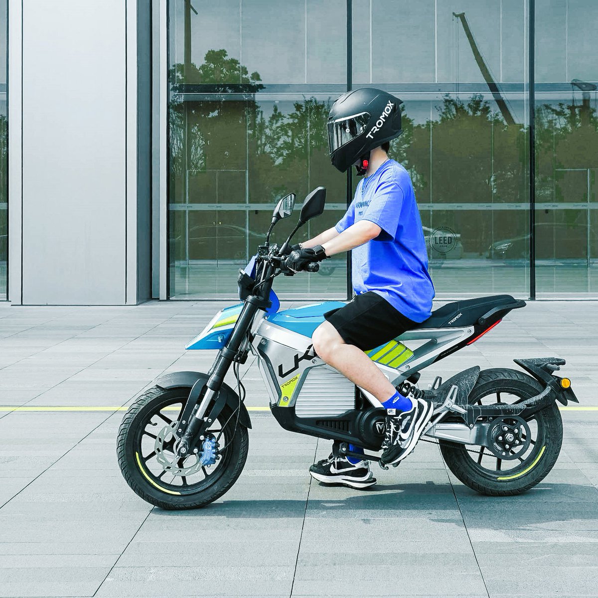 Tromox_official's tweet photo. 💙Feeling blue never looked so good! 💙
💙Check out our Youth Blue Ukko S, the perfect ride to match your style.💙
#Tromox #UkkoS #Blue #ElectricMotorcycle https://t.co/zilZMBDkEc
