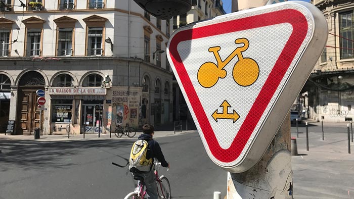 🚴 Un petit panneau bien utile !
Le M12 équipe de nombreux carrefours de Lyon. Il permet aux cyclistes de considérer le feu rouge comme un cédez-le-passage. Son objectif est de faciliter la circulation à vélo et d'améliorer la sécurité sur la chaussée.
bit.ly/3L9IJ41