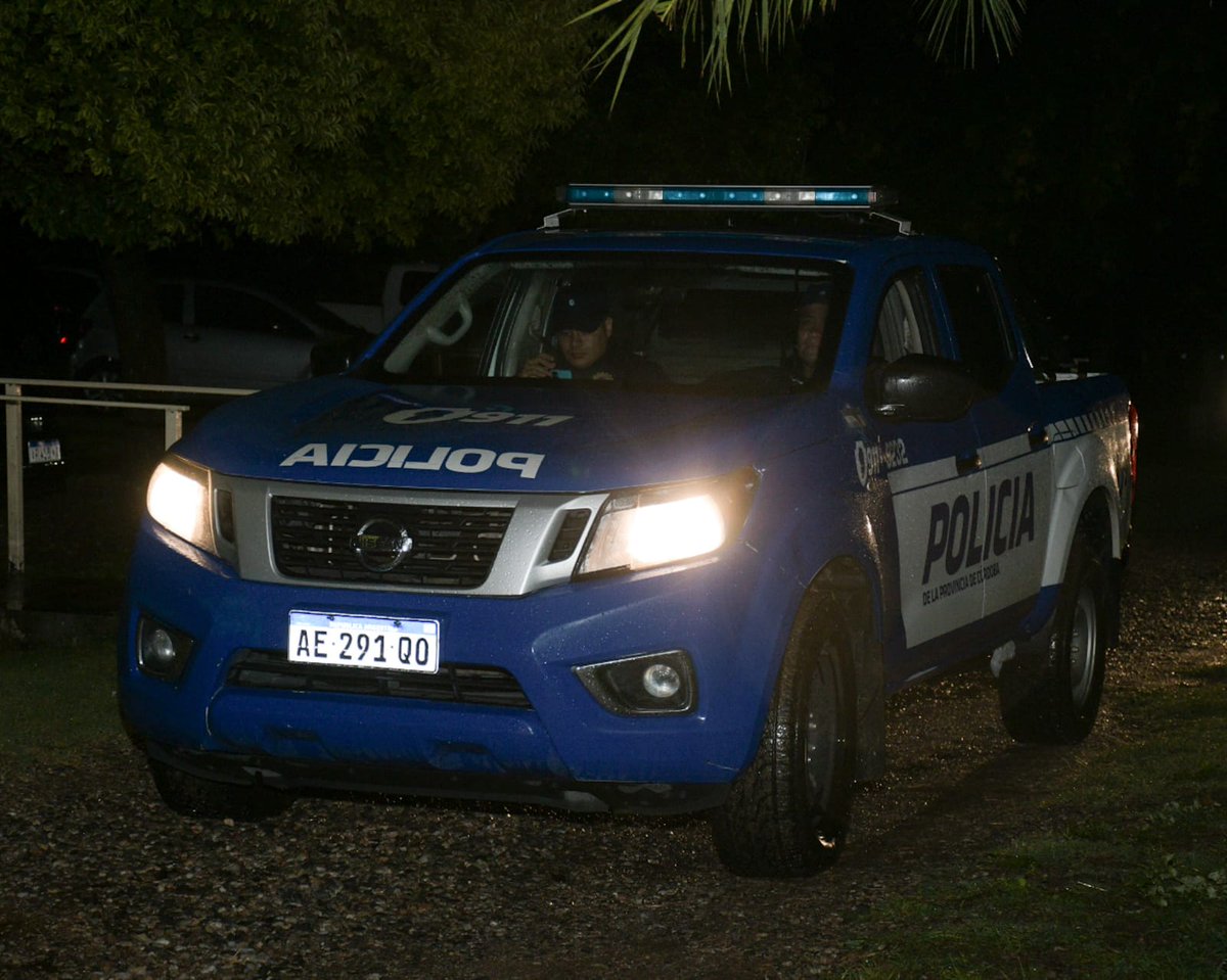 PoliciaCbaOf's tweet photo. Tras #PatrullajesPreventivos en #ParqueRepública y #ParqueLiceo 1º Sección, personal policial detuvo a tres hombres quienes habrían intentado cometer distintos ilícitos. En los procedimientos se secuestró una réplica de arma de fuego y herramientas, entre otros elementos. https://t.co/f0r9zupiUL