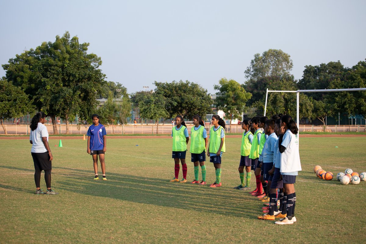 FundacionLaLiga's tweet photo. 🇮🇳 Desde septiembre, un total de 20 niñas menores de 15 años de la región india de Anantapur reciben formación deportiva y de habilidades sociales, así como ayuda económica y educativa, en la academia residencial femenina de @LaLiga, la @FundacionLaLiga y @fvicenteferrer. 💛 https://t.co/GgT21g18ks