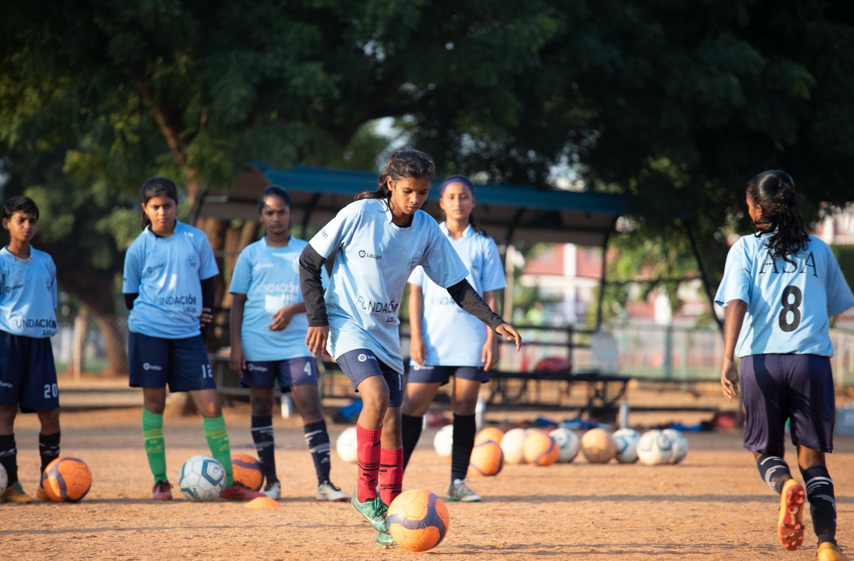 FundacionLaLiga's tweet photo. 🇮🇳 Desde septiembre, un total de 20 niñas menores de 15 años de la región india de Anantapur reciben formación deportiva y de habilidades sociales, así como ayuda económica y educativa, en la academia residencial femenina de @LaLiga, la @FundacionLaLiga y @fvicenteferrer. 💛 https://t.co/GgT21g18ks