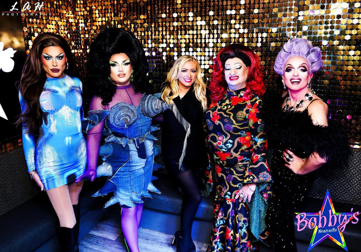 KellyScottRadio's tweet image. Loving hosting #DragidolUk every Sunday @BobbysBarNewc with these amazing judges!! @RealOpheliaB @chorizamay  @DixieSwallows  @Lourde_Godd !!Come along this Sunday from 9:30 💖