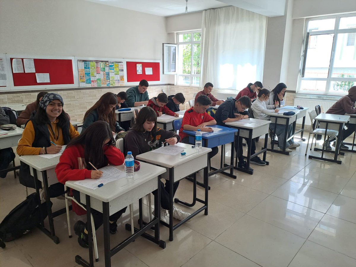 MemNiksar's tweet photo. İlçemiz de 8. Sınıflar İngilizce Revision Pack-5 sınavı yapıldı.
@ahmetozdemirmem 
@tekingr6 
@tcmeb 
@Kutbeddin1 https://t.co/WWM8z9Ua33