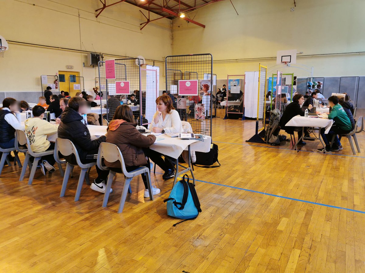 CdiFlers's tweet photo. Jeudi 13 avril 2023, c'était la 11e édition du #ForumDesMétiers du clg Sevigné de Flers, en partenariat cette année avec le clg Jean Monnet : 36 professionnels ont rencontré 365 élèves de 5e et 4e. Une chance pr nos élèves ! #ParcoursAvenir https://t.co/R7mQ0B2Vrc