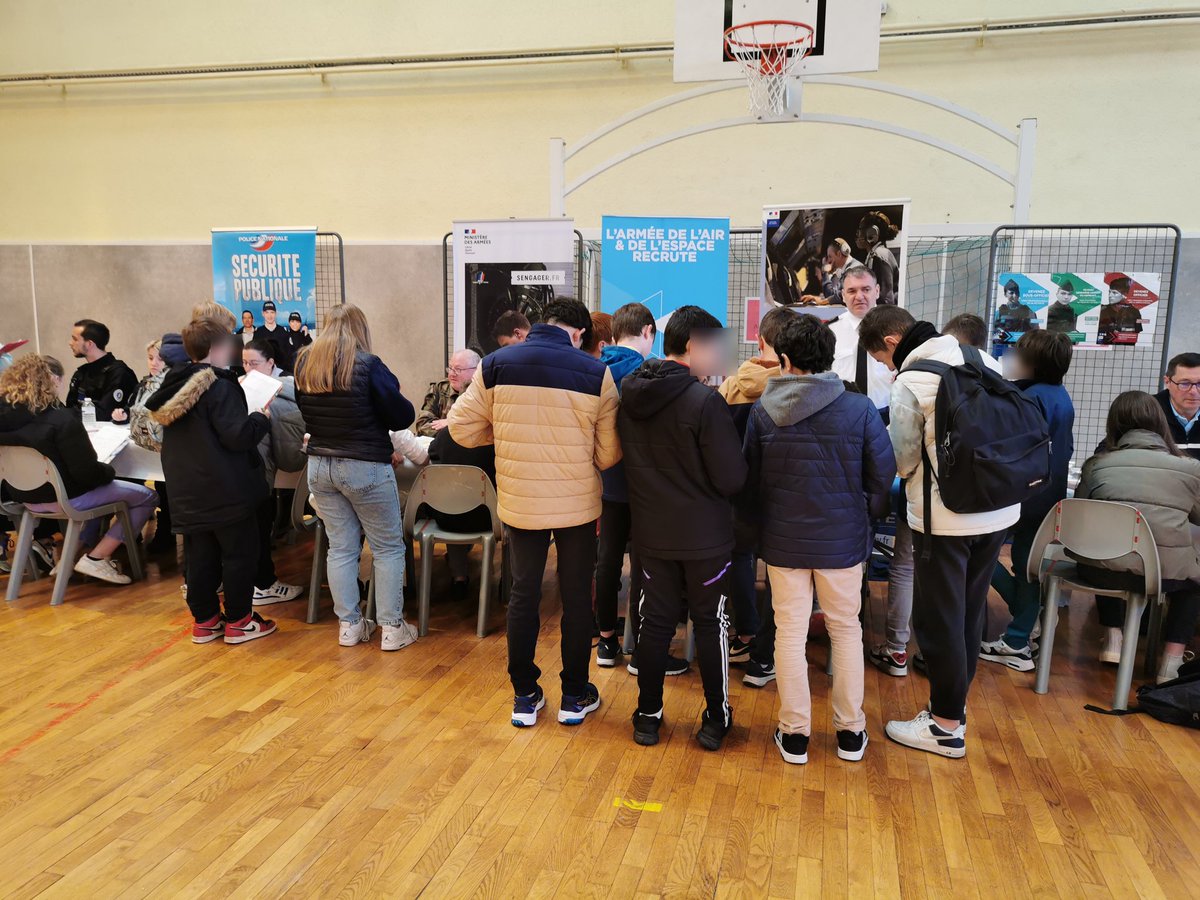 CdiFlers's tweet photo. Jeudi 13 avril 2023, c'était la 11e édition du #ForumDesMétiers du clg Sevigné de Flers, en partenariat cette année avec le clg Jean Monnet : 36 professionnels ont rencontré 365 élèves de 5e et 4e. Une chance pr nos élèves ! #ParcoursAvenir https://t.co/R7mQ0B2Vrc