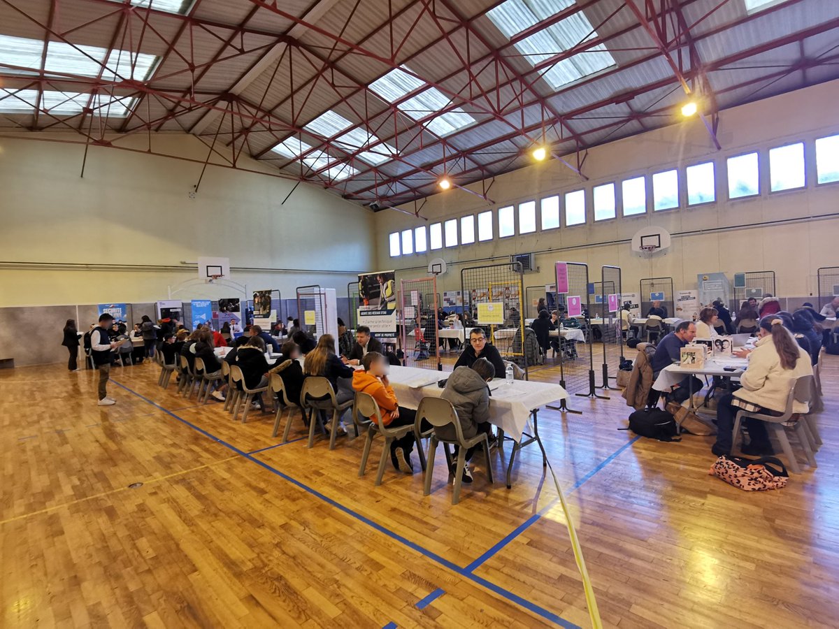 CdiFlers's tweet photo. Jeudi 13 avril 2023, c'était la 11e édition du #ForumDesMétiers du clg Sevigné de Flers, en partenariat cette année avec le clg Jean Monnet : 36 professionnels ont rencontré 365 élèves de 5e et 4e. Une chance pr nos élèves ! #ParcoursAvenir https://t.co/R7mQ0B2Vrc