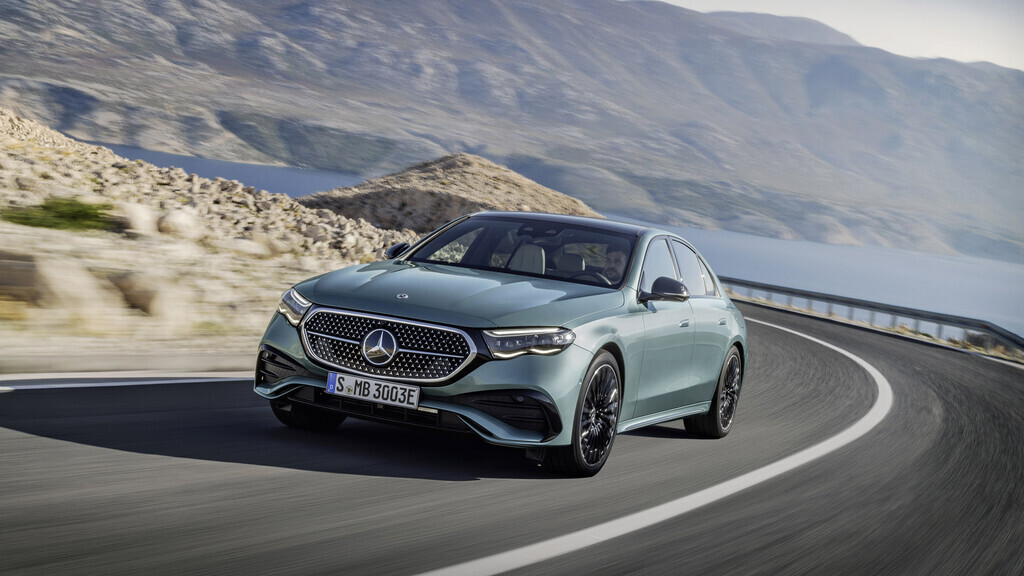mopfuturo's tweet photo. El nuevo Mercedes Clase E es la berlina de siempre, pero más millennial: ahora tiene TikTok, cámara para selfies y tres  pantallas https://t.co/oB2OIX8O9q https://t.co/WhpsoLdw1P